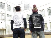 「オモシロクナール」Tシャツを着用した（左から）バッファロー吾郎A、おばけザウルス・こやつタイム。