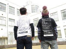 「オモシロクナール」Tシャツを着用した（左から）バッファロー吾郎A、おばけザウルス・こやつタイム。