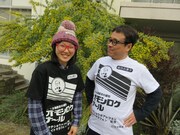「オモシロクナール」Tシャツを着用した（左から）おばけザウルス・こやつタイム、バッファロー吾郎A。