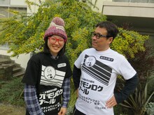 「オモシロクナール」Tシャツを着用した（左から）おばけザウルス・こやつタイム、バッファロー吾郎A。