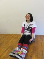 「オモシロクナール」Tシャツを着用したおばけザウルス・こやつタイム。