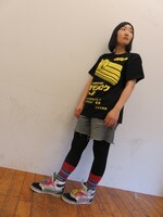 「オモシロクナール」Tシャツを着用したおばけザウルス・こやつタイム。