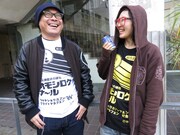 「オモシロクナール」Tシャツを着用した（左から）バッファロー吾郎A、おばけザウルス・こやつタイム。