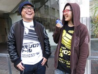 「オモシロクナール」Tシャツを着用した（左から）バッファロー吾郎A、おばけザウルス・こやつタイム。