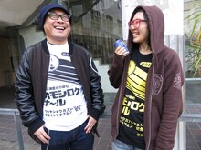 「オモシロクナール」Tシャツを着用した（左から）バッファロー吾郎A、おばけザウルス・こやつタイム。