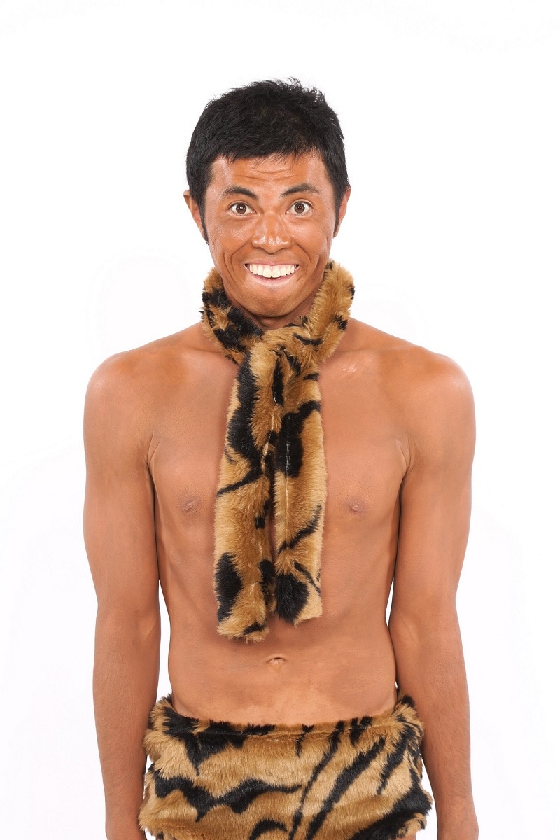 原始人・クラヤミ族を演じる小島よしお。