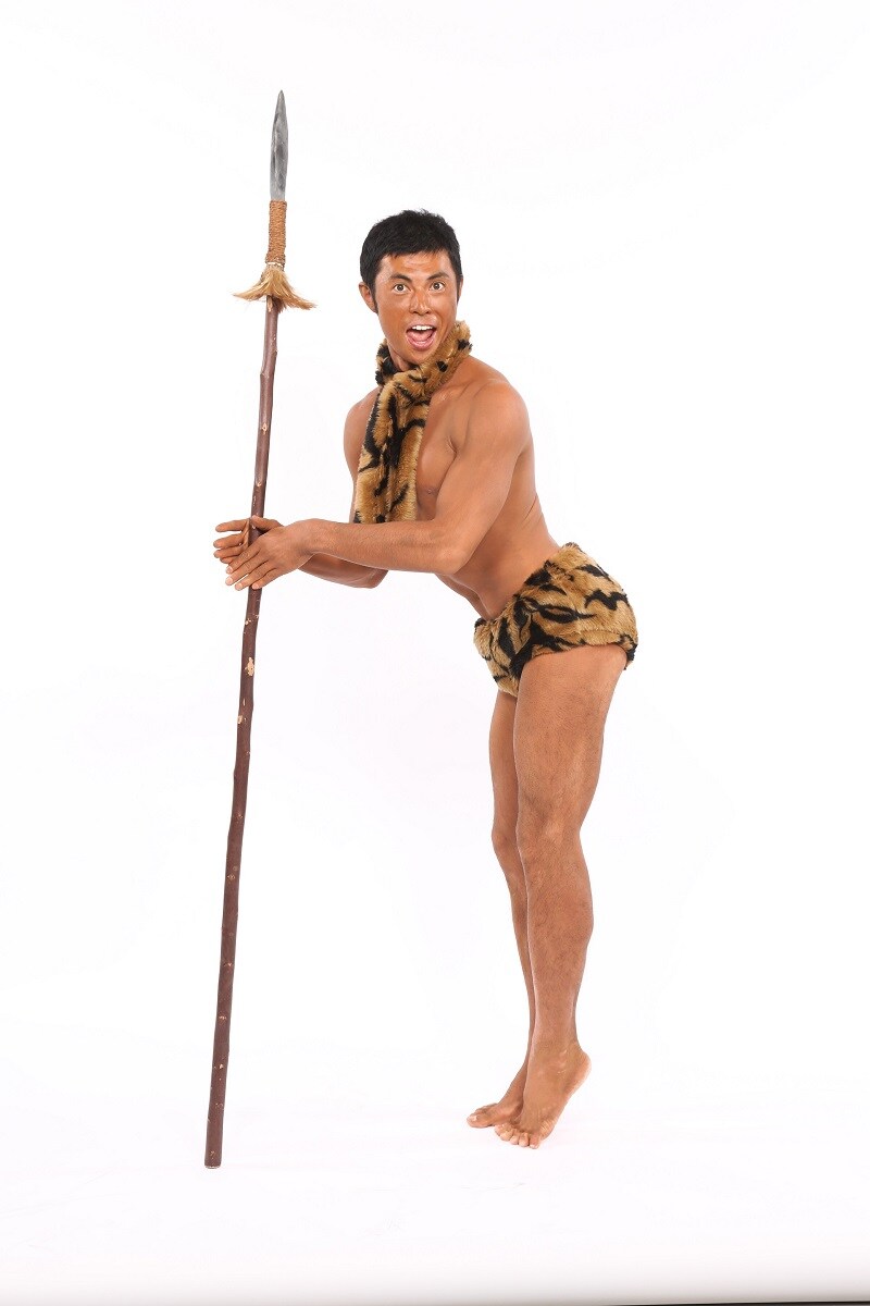 原始人・クラヤミ族を演じる小島よしお。