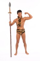 原始人・クラヤミ族を演じる小島よしお。