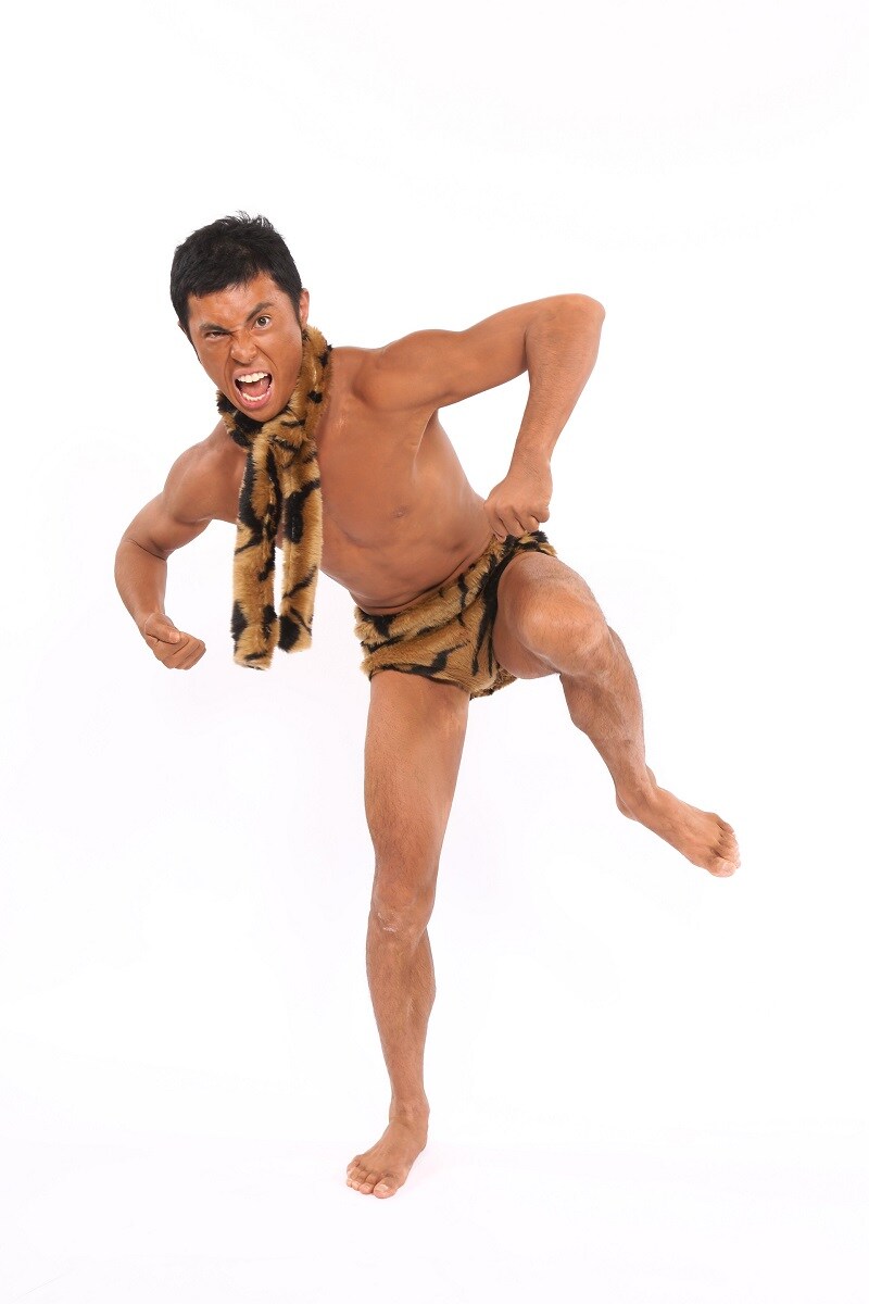 原始人・クラヤミ族を演じる小島よしお。