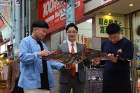 宝探し体験中のチョコプラと藤本。