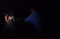 「沖縄サウンドホラーハウス」を体験する田畑藤本・藤本とチョコレートプラネット松尾（左から）。