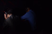 「沖縄サウンドホラーハウス」を体験する田畑藤本・藤本とチョコレートプラネット松尾（左から）。