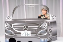 横澤夏子の単独ライブ「ダントツガール」のワンシーン。