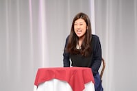 横澤夏子の単独ライブ「ダントツガール」のワンシーン。