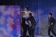 横澤夏子の単独ライブ「ダントツガール」のワンシーン。