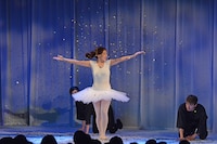 横澤夏子の単独ライブ「ダントツガール」のワンシーン。