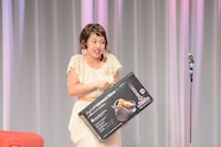 横澤夏子の単独ライブ「ダントツガール」のワンシーン。