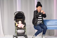 横澤夏子の単独ライブ「ダントツガール」のワンシーン。