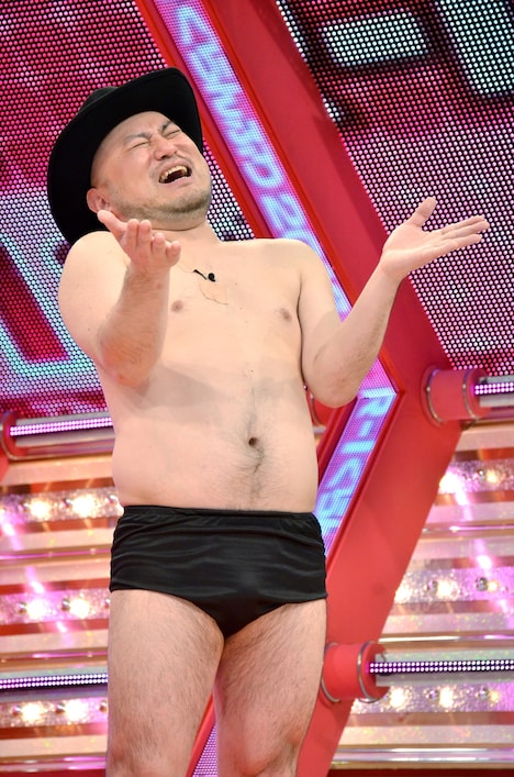 優勝会見に臨むハリウッドザコシショウ。