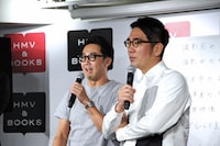 トークイベント中のおぎやはぎ。