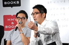 トークイベント中のおぎやはぎ。