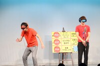 「シンクロ漫才」に挑戦するコマンダンテ。まったく息があっていない。