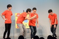 コマンダンテ安田がけん玉の動きをイメージさせる一連のくだりに爆笑するニューヨーク屋敷（右端）。