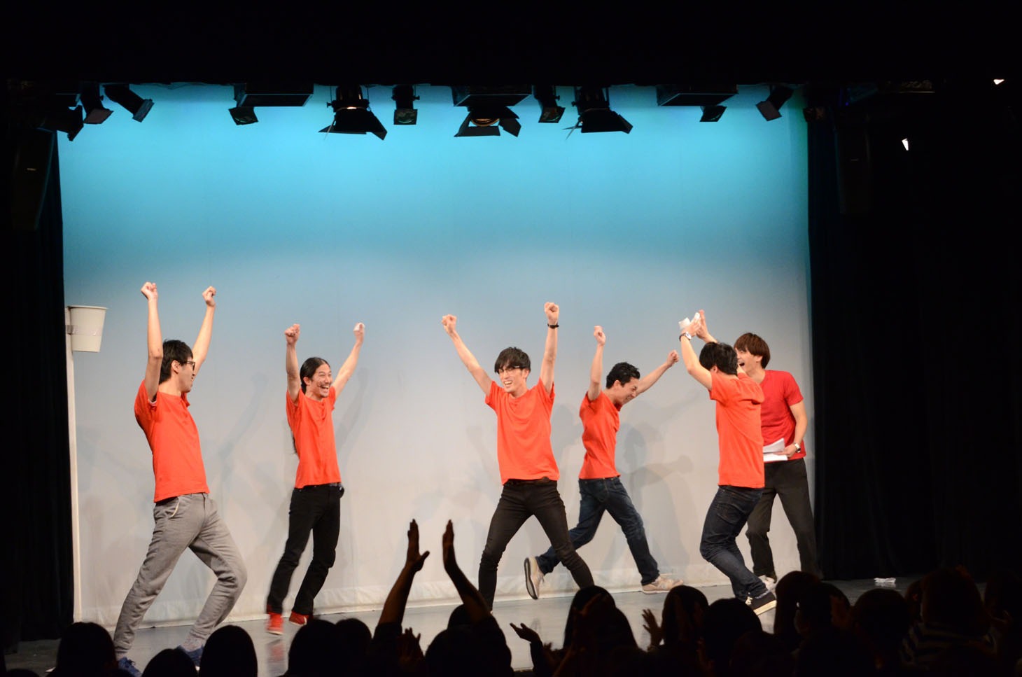 「フーフーティッシュリレー」が成功し喜ぶ出演者たち。