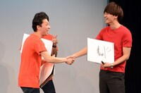 自分の名前の最後の文字を奇跡的に当てたコマンダンテ石井に握手を求めるニューヨーク嶋佐（左）。