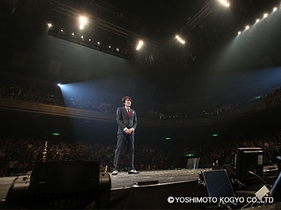 ライブ中の千原ジュニア。