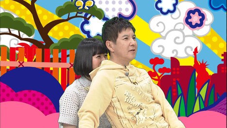 新たな「胸キュン仕草」の「セナファー」を、提案者の関根勤（右）が夢眠ねむ（左）に自ら実演する場面。(c)CTV