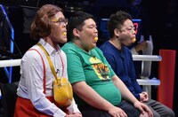 ピンポン玉を加えてスタンバイする出場者たち。(c)読売テレビ