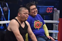 ピンポン玉を加えてネタを観る出場者たち。(c)読売テレビ