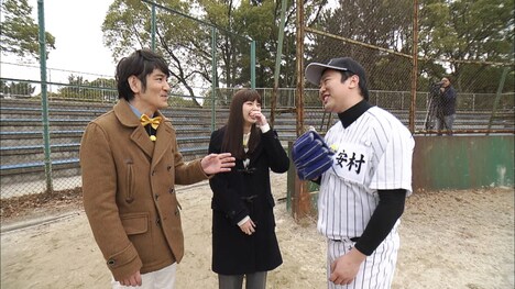 左からココリコ田中、新川優愛、とにかく明るい安村。(c)メ～テレ