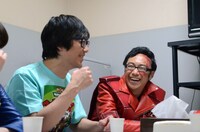 「サグレ☆無限大少女」収録後の反省会の様子。左から豊本、角田。