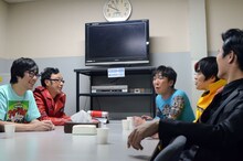 「サグレ☆無限大少女」収録後の反省会の様子。左から東京03豊本、東京03角田、東京03飯塚、バカリズム、劇団ひとり。