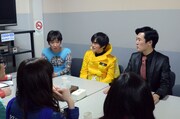 「サグレ☆無限大少女」収録後の反省会の様子。