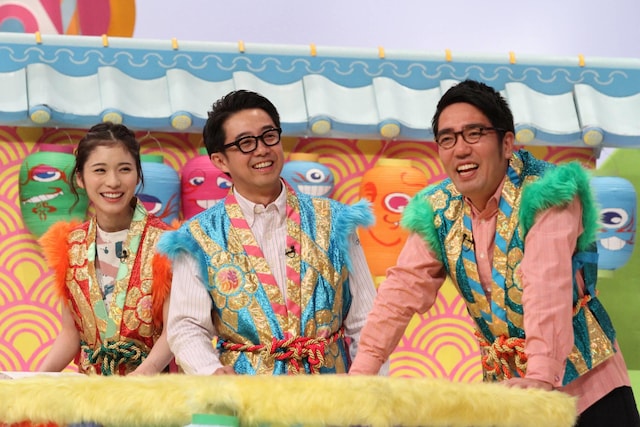 「ツギクルもん」MCのおぎやはぎと松岡茉優（左）。(c)フジテレビ