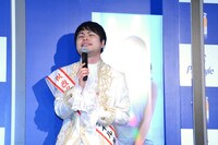 “生ホメ”を披露を披露するNON STYLE井上。