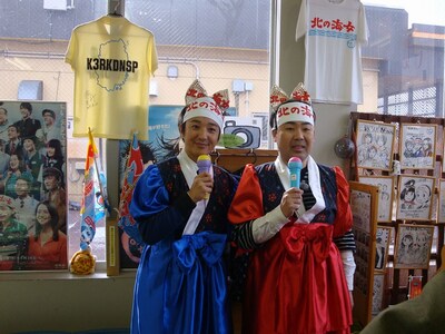 ミニ番組「『あまちゃん』そのまえに…」のワンシーン。左からダブルブッキング黒田、フットボールアワー岩尾。(c)東北新社