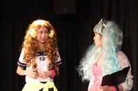 劇団マーガリンズの舞台「時計じかけのジンギスカン」のワンシーン。