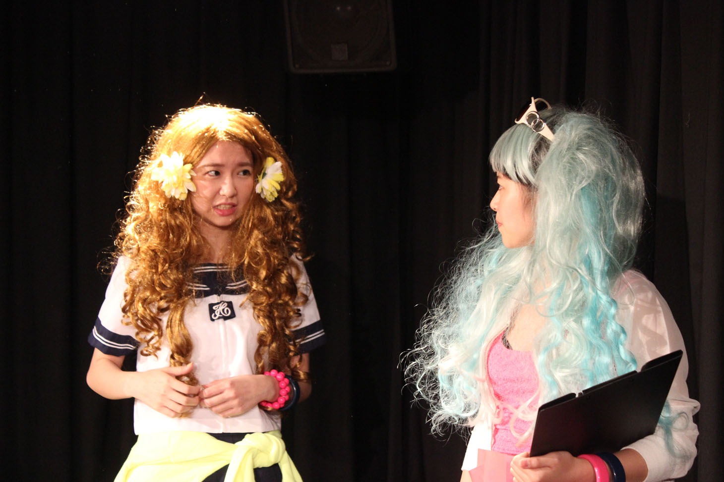 劇団マーガリンズの舞台「時計じかけのジンギスカン」のワンシーン。