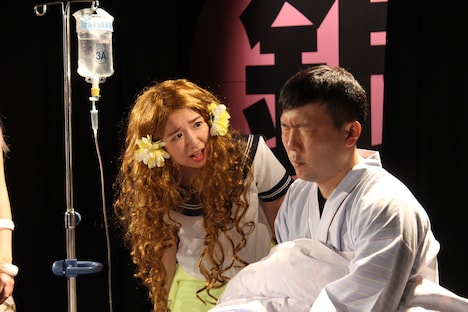 劇団マーガリンズの舞台「時計じかけのジンギスカン」に出演したオラキオ（右）。