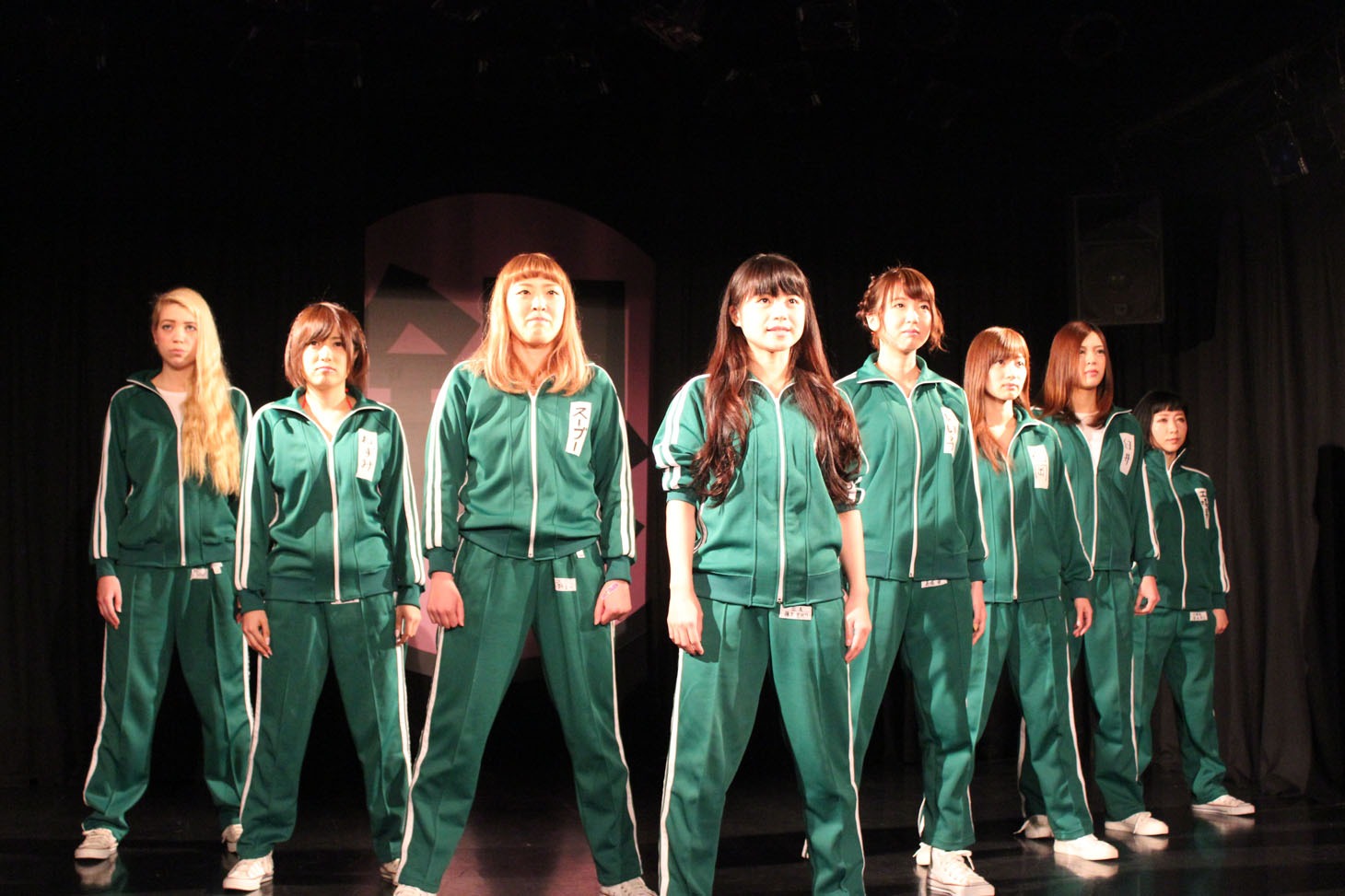 劇団マーガリンズの舞台「時計じかけのジンギスカン」のワンシーン。