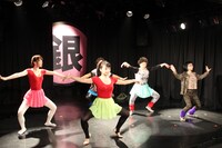 劇団マーガリンズの舞台「時計じかけのジンギスカン」のワンシーン。