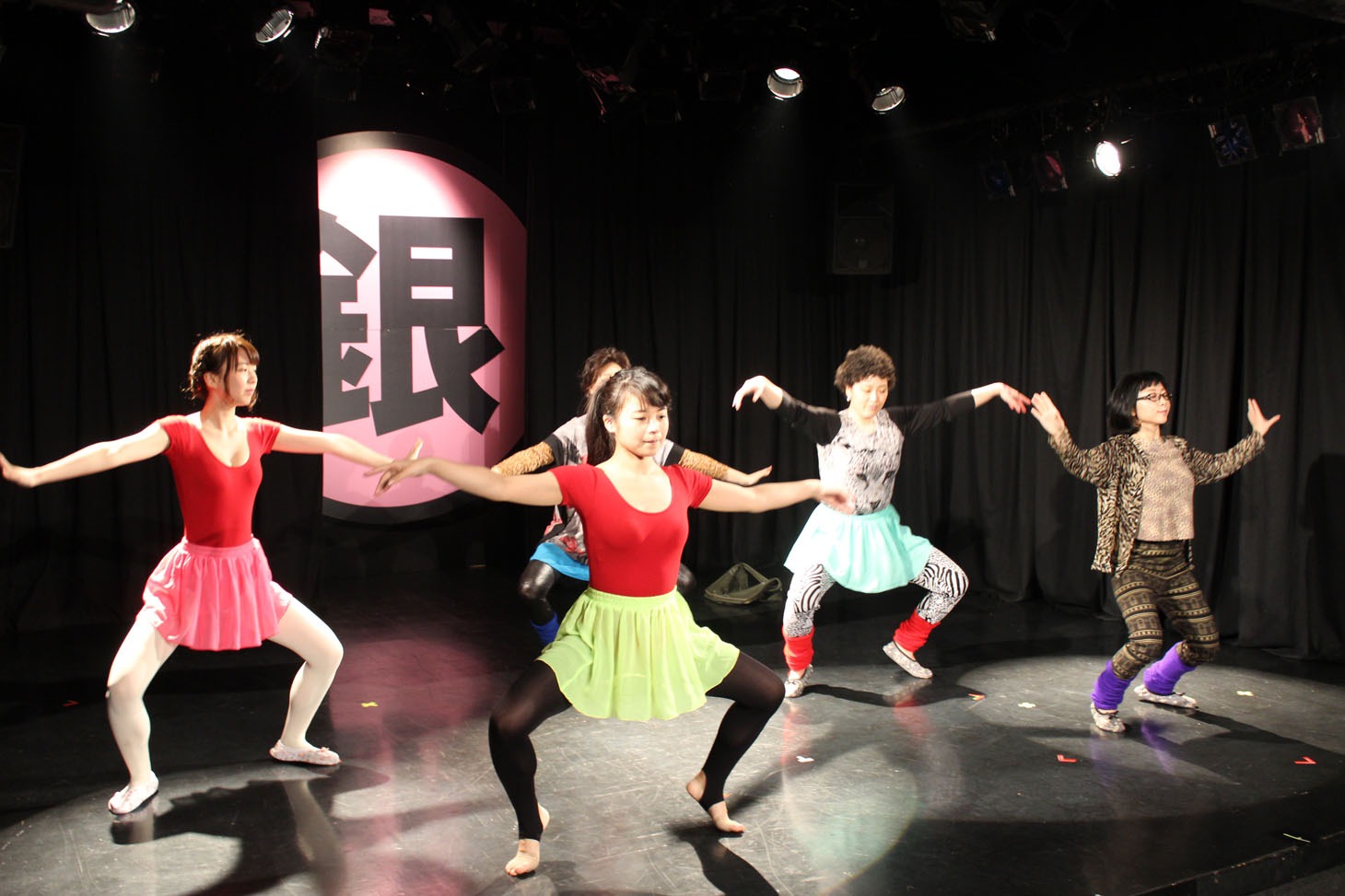 劇団マーガリンズの舞台「時計じかけのジンギスカン」のワンシーン。