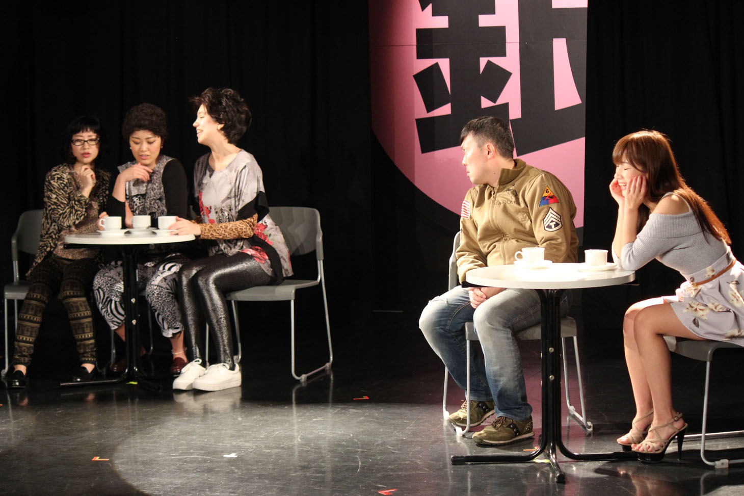 劇団マーガリンズの舞台「時計じかけのジンギスカン」のワンシーン。