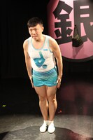 劇団マーガリンズの舞台「時計じかけのジンギスカン」に出演したオラキオ。