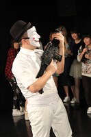 劇団マーガリンズの舞台「時計じかけのジンギスカン」のワンシーン。