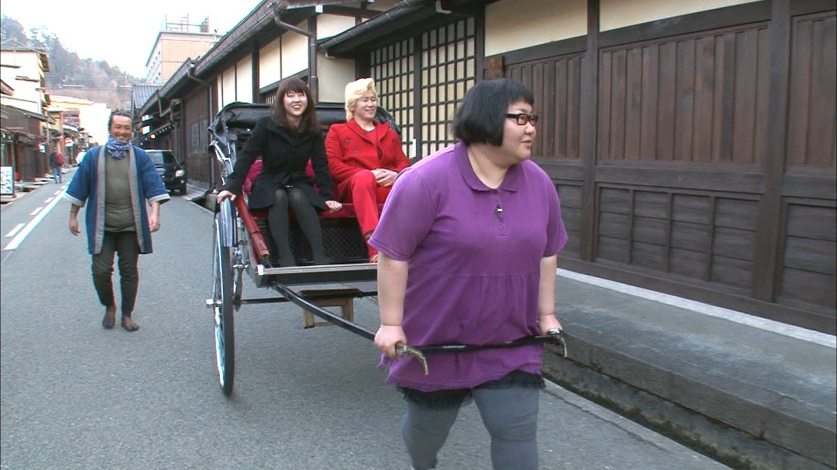 メイプル超合金によるロケのワンシーン。(c)日本テレビ